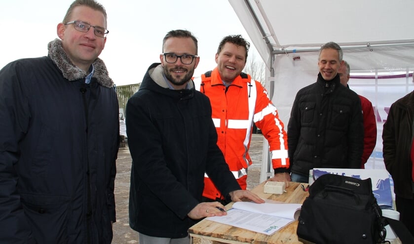 • Vlnr: Arie Korevaar, Arjan Kraijo en Remco Addink tekenden een symbolische transactie. Rechts: Gerard de Winter.
