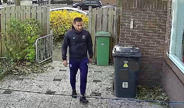 • De gezochte inbreker, vastgelegd op een beveiligingscamera.