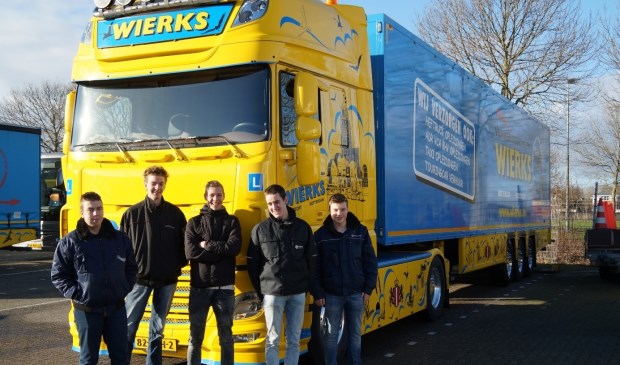 • Leerlingen van Het Gilde bij een vrachtwagen van Wierks.