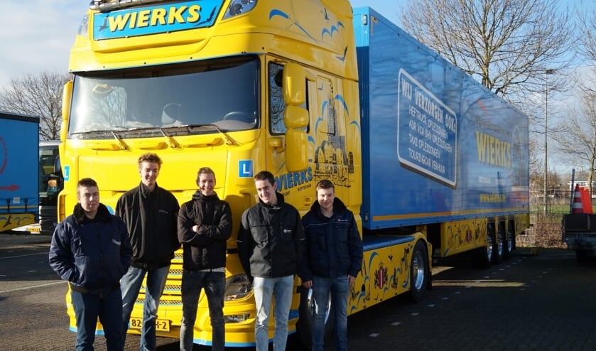 • Leerlingen van Het Gilde bij een vrachtwagen van Wierks.