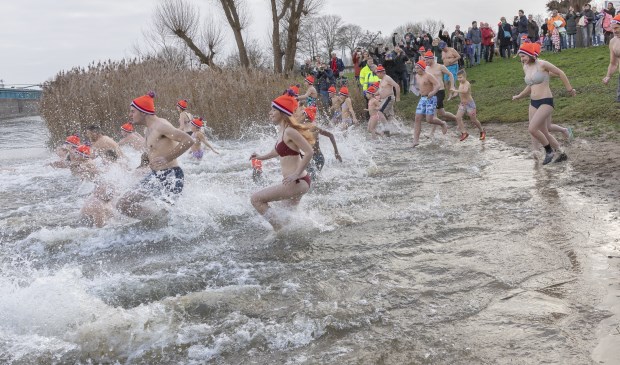 • Rond half drie gingen de sportievelingen in Wijk en Aalburg te water.