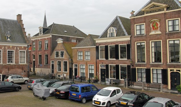 • Een deel van de Voorstraat; uiterst rechts staat het Waterschapshuis, waar de Commissaris van de Koning gaat wonen.