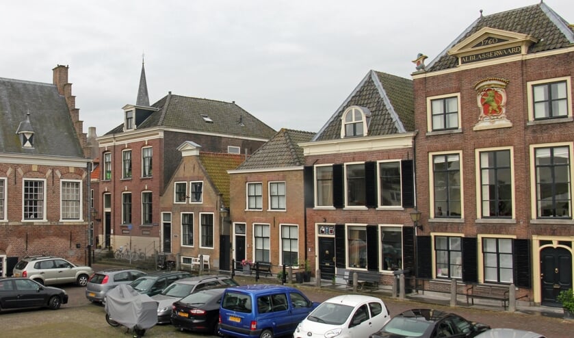 • Een deel van de Voorstraat; uiterst rechts staat het Waterschapshuis, waar de Commissaris van de Koning gaat wonen.