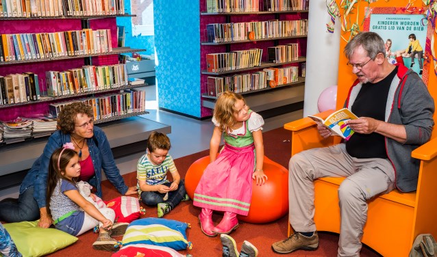 • John Toxopeus tijdens de opening van de Kinderboekenweek in de Viaanse bibliotheek, in 2016.