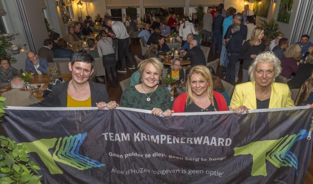 • De teamleden Bianca Hart, Sibylla Bussink, Anneke van Asperen en Adriëtte Pols voor een afgeladen 'Nieuwe Polderkeuken' in Stolwijk.