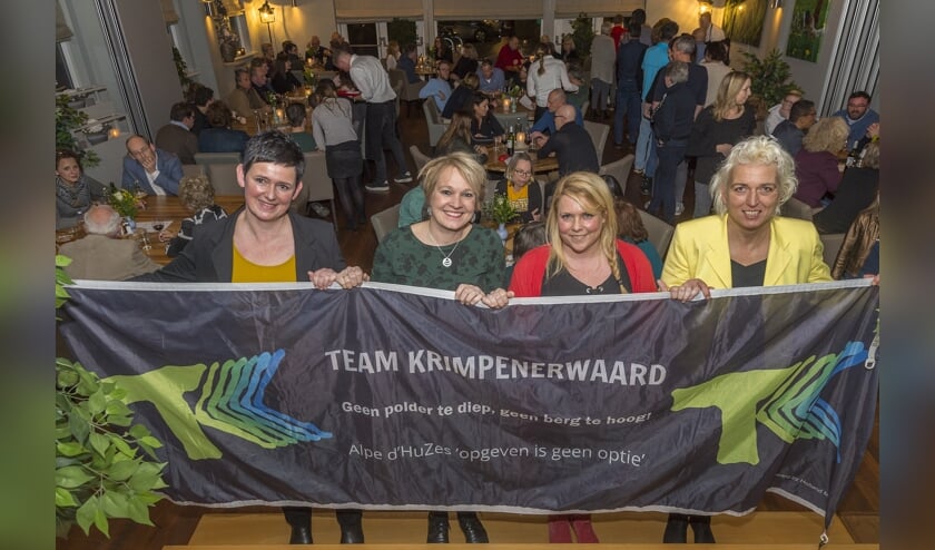 • De teamleden Bianca Hart, Sibylla Bussink, Anneke van Asperen en Adriëtte Pols voor een afgeladen 'Nieuwe Polderkeuken' in Stolwijk.