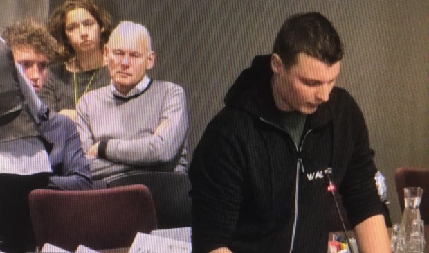 • Inspreker Walter de Vries namens het Agrarisch Jongeren Kontakt Krimpenerwaard. (beeld: RTV Krimpenewaard)