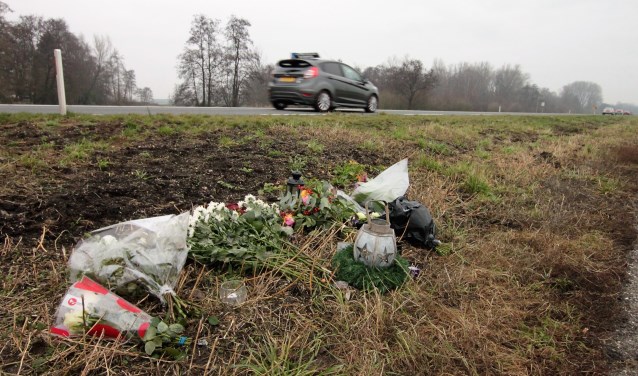 • Op de plek van het ongeval werden bloemen neergelegd.