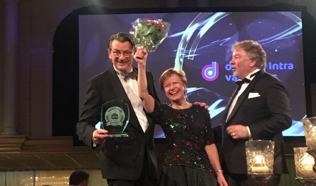• Coby van Dongen, commercieel directeur, en Paul van Laarhoven (links), commercieel manager van de Jong Intra Vakanties, zijn trots op de Vakantie Awards.