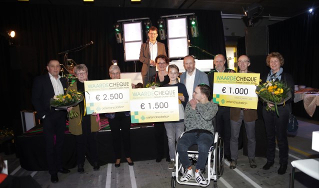 De winnaars met hun cheques.