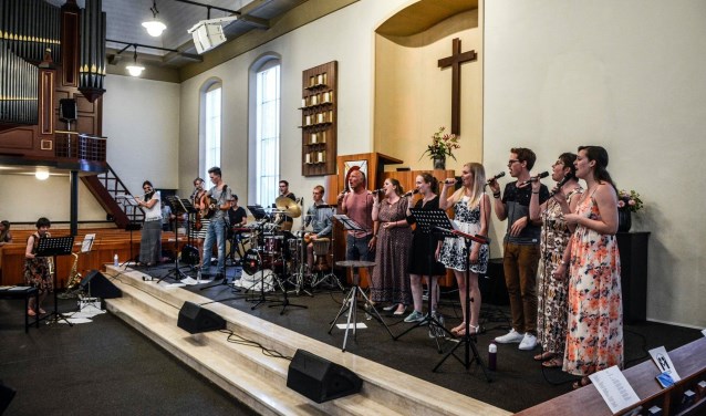 De jeugdsamenkomsten in Almkerk trekken na 50 jaar nog steeds veel publiek.