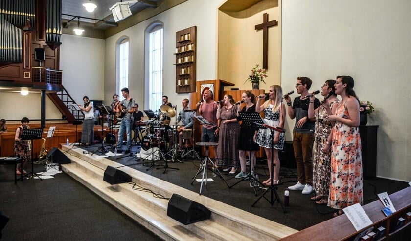 De jeugdsamenkomsten in Almkerk trekken na 50 jaar nog steeds veel publiek.