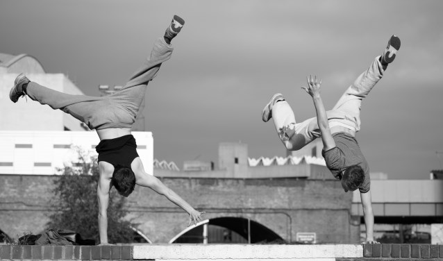 • Twee jongens die aan freerun doen.