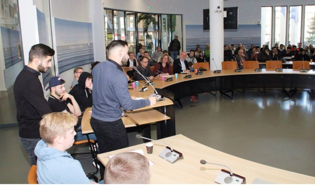 • Enkele jongeren tijdens hun presentatie in het Papendrechtse gemeentehuis.