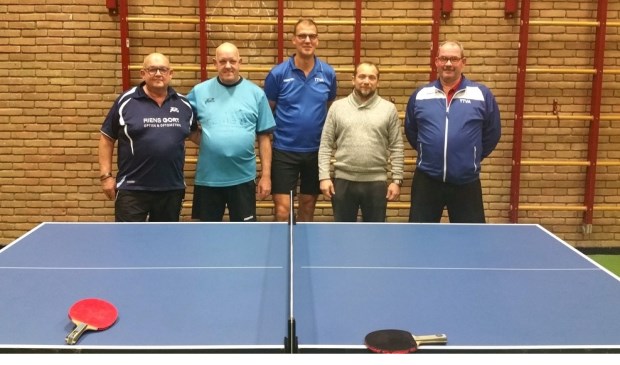 • Peter Houmes als voorzitter van de jubileumcommissie, wedstrijdsecretaris Henk Mes, penningmeester Wim Verschoor, voorzitter Ralph Faasen en secretaris Ton de Boom (v.l.n.r.). Niet op de foto staat algemeen bestuurslid John Daas.