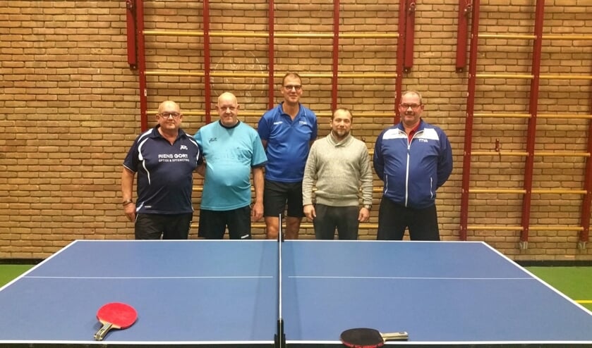 • Peter Houmes als voorzitter van de jubileumcommissie, wedstrijdsecretaris Henk Mes, penningmeester Wim Verschoor, voorzitter Ralph Faasen en secretaris Ton de Boom (v.l.n.r.). Niet op de foto staat algemeen bestuurslid John Daas.
