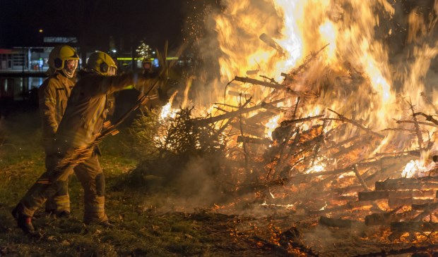 • Op het Zwaneneiland in Krimpen aan den IJssel gingen woensdagavond weer vele honderden kerstbomen in vlammen op.