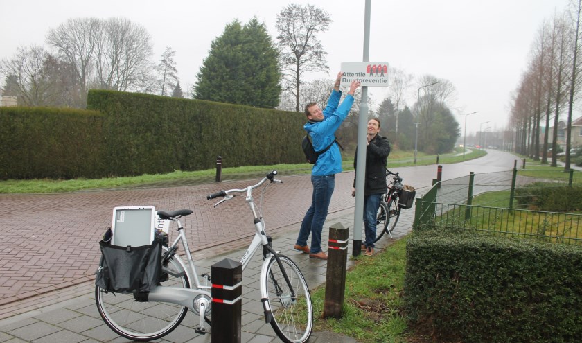 • Met de borden wordt aangegeven dat de bewoners van de wijk met elkaar in contact staan via WhatsApp-groepen en/of de Veilige Buurt-App.