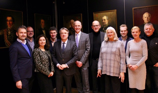 Waarnemend burgemeester Marcel Fränzel (midden) tussen alle lijsttrekkers van de gemeenteraadsverkiezingen in Altena.