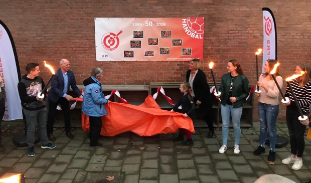 • Het onthullen van het jubileumdoek.