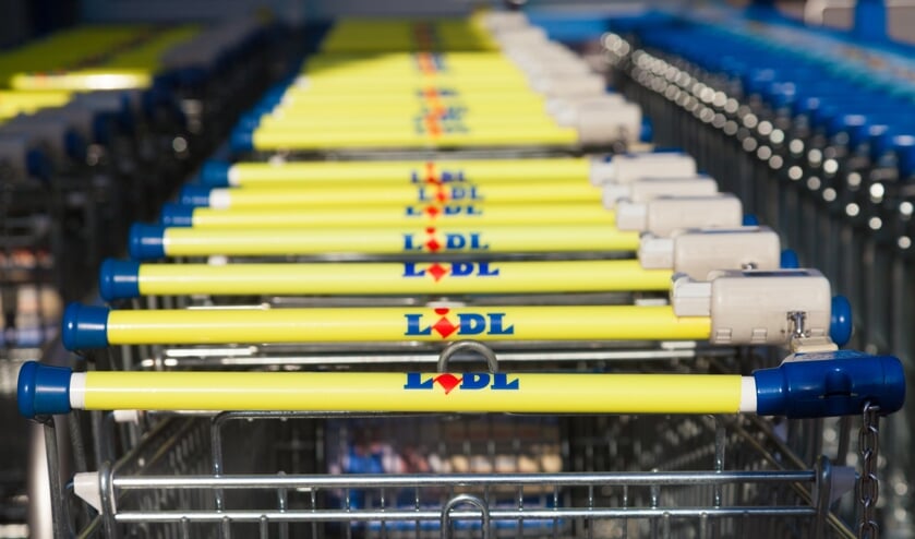 • Winkelwagentjes van supermarkt Lidl.