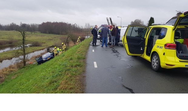 • Een van de voertuigen kwam onderaan de dijk terecht.