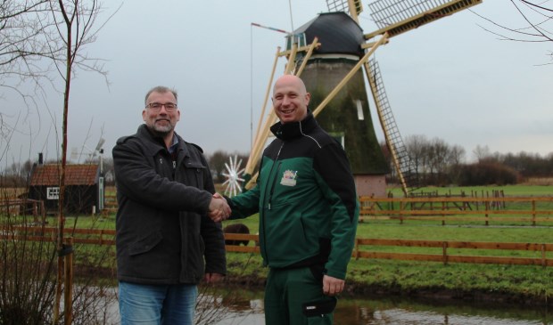 • Sjaak Kreeft, schoolleiding onderwijs Wellantcollege (links) en Ruben Laman, parkmanager Avonturenboerderij Molenwaard schudden elkaar de hand.