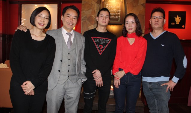 • Alai en Barry Lai (links op de foto) hebben hun restaurant verkocht aan de familie Chen.