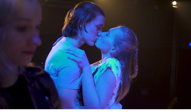 • Still uit de film Three First Kisses.