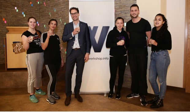 • Wethouder Peter Heijkoop met enkele deelnemers en betrokkenen.