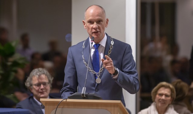 Waarnemend burgemeester Marcel Fränzel tijdens de installatie van de nieuwe raad.