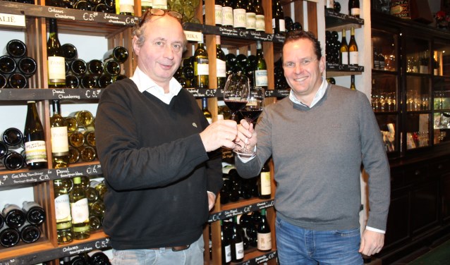 • Huub Oostendorp en Marcel Driesse proosten op de samenwerking.