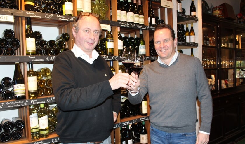 • Huub Oostendorp en Marcel Driesse proosten op de samenwerking.