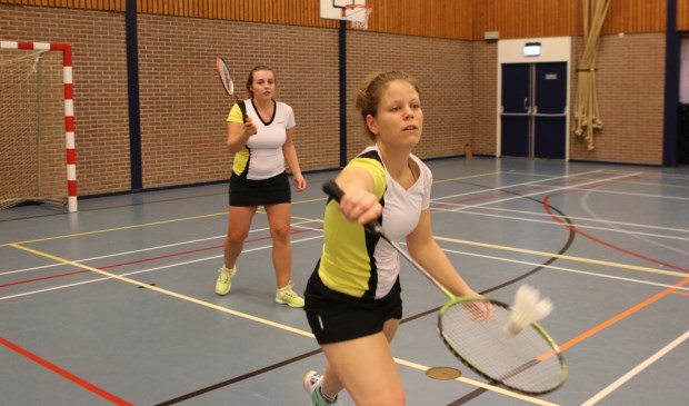• Ans (op voorgrond) en Meltem van 't Pad pakten voor de Leerdammers een punt in het damesdubbel.