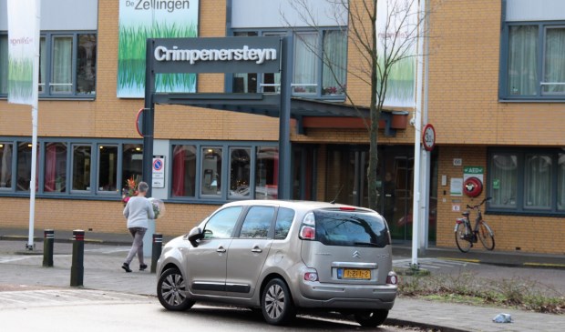 • Entree van zorgcentrum Crimpenersteyn in Krimpen aan den IJssel.