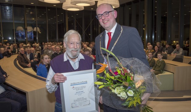 • Jos de Nood kreeg uit handen van burgemeester Martijn Vroom de Guldemont-oorkonde 2018 uitgereikt.