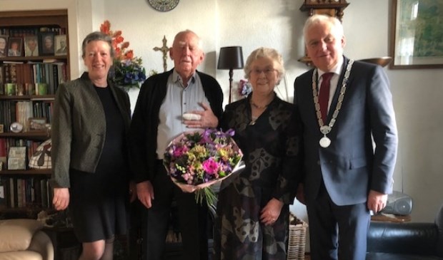 • Echtpaar Rietveld met burgemeester Van der Borg en zijn vrouw.