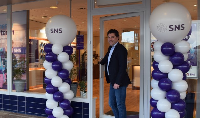 • Rob van Hal bij de entree van de nieuwe vestiging in Alblasserdam.