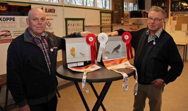 • Kees van Zwienen en Leo Wooning met hun kampioensvogels.