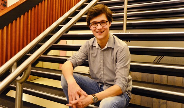 • Dennis van Aarssen op de trappen van Landvast.