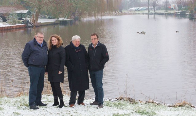 • Het gondelvaartcomité nabij Oosteinde 42, met v.l.n.r. Jan van Steenis, Linda Maat, Arie den Boer en Ap Kremer.
