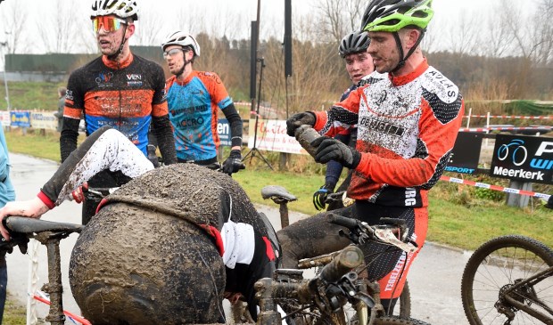 • Het was een modderige boel op het parcours in Arkel.
