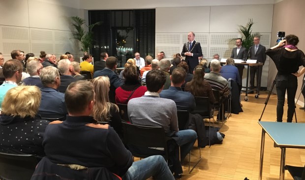 • Burgemeester Paans aan het woord tijdens de bewonersavond in Landvast.