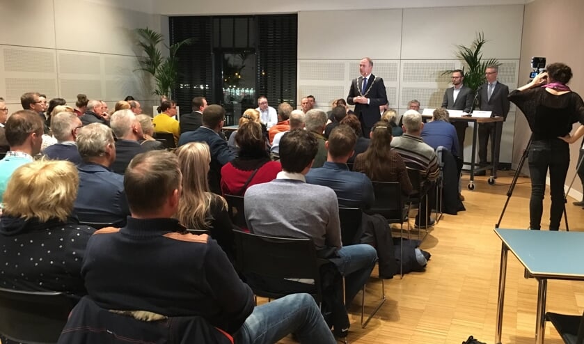 • Burgemeester Paans aan het woord tijdens de bewonersavond in Landvast.