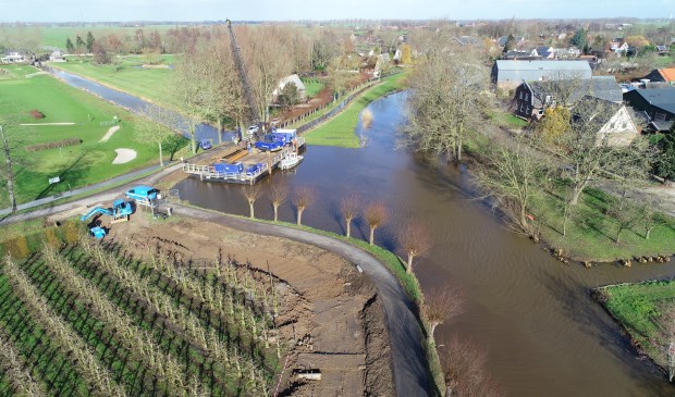 • De Giessen in Noordeloos waar de kade versterkt wordt.