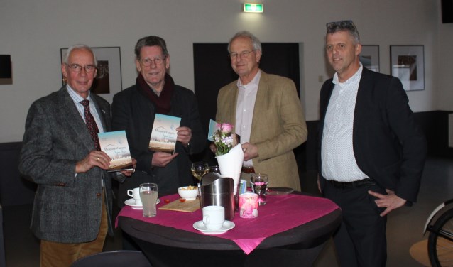 • Voorzitter Geert Tieman (rechts) deed de overhandiging.