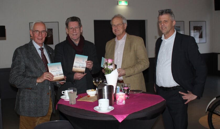 • Voorzitter Geert Tieman (rechts) deed de overhandiging.