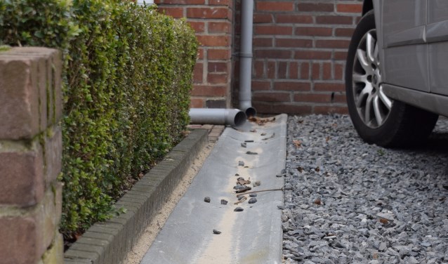 • Bij elke woning is een gootje aangelegd om het regenwater apart af te voeren en niet via het 'vuilwater' riool.