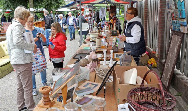 • Archieffoto van de rommelmarkt van Meerkerk.