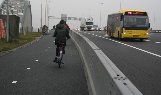 • Er bestaan zorgen over de fietsveiligheid op de Jan Blankenbrug.